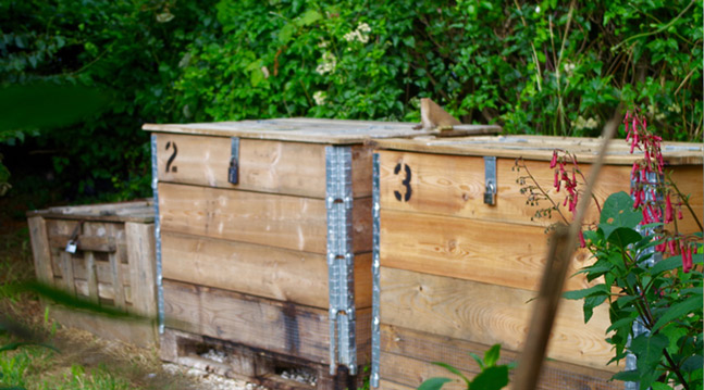 En egen kompost ger både fin matjord och bra miljösamvete. Med en trevlig utformning kan den till och med bli ett vackert blickfång.