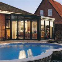 Hur är det egentligen att äga en pool? Hur ska man sköta den? Det får du veta här.