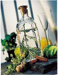 Kryddor, örter och bär sätter smak på snapsen - Vi i Villa