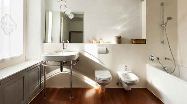 Går det i båten så går det i badrummet. För visst kan man lägga in trägolv i våtutrymmen.