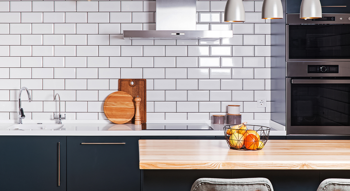 Ordentliga arbetsytor, plats för umgänge och lättstädat. Det var tre starka önskemål när familjen Kjellson planerade köket i den nya villan. Så blev också köket ett drömkök där familj och vänner tillbringar mycket tid tillsammans.