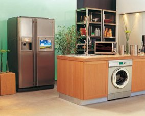 Dammsugaren som städar själv. Kylskåpet som säger till när du behöver handla. Tröjan som ställer in rätt program på tvättmaskinen. Ditt hem blir allt mer intelligent i framtiden, men många smarta produkter finns faktiskt att köpa redan idag!