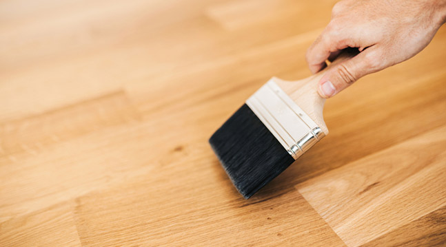 Ett oljat golv ger träet en varm och levande yta. Det finns några generella steg att följa för hur du oljar ett golv.