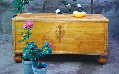 Det är härligt med generösa kuddar i stolar och på bänkar. Men för att slippa bära dem ut och in behövs bra förvaring. Naturligtvis finns det att köpa, men hur snygga är de gröna plastlådorna egentligen?