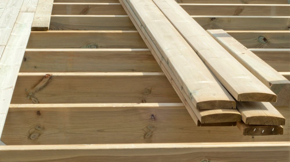 Äntligen är det säsong för utearbete! Men vad ska man tänka när det gäller tryckimpregnerat trä? Det får du veta här.