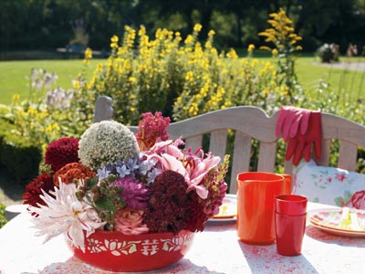 Oavsett om solen skiner eller regnet piskar finns möjligheten att skapa en klassisk och rolig midsommar. Här är några midsommarfesttips.