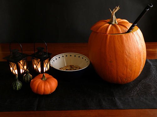 Med pumpor, mat och spöklika pyssel kan man göra ”rysligt” fint i både hem och trädgård inför Halloween.