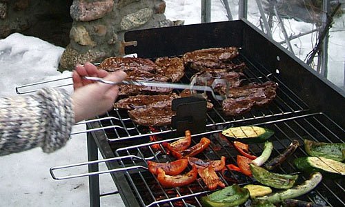 Låt inte kung Bore hindra från att duka upp till grillfest. Bjud in ett trevligt sällskap och tänd upp grillen. För det smakar lika gott att grilla fast snön ligger vit på taken.