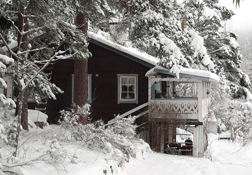 När vintern kommit igång och snö och is lägger sig gäller det som villaägare att hålla koll på vilka skyldigheter man har.