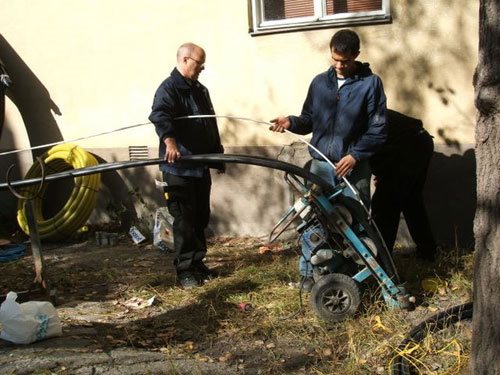 Det finns flera oklarheter kring ROT-avdraget. Ännu finns inga ansökningsblanketter. Men det är lugnt, säger man på Skatteverket, samla bara kvittona. En annan fråga gäller dig som konverterar från direktel till bergvärme eller annan värmepump. Ingen vet om du får kombinera statsbidraget med ROT-avdraget.