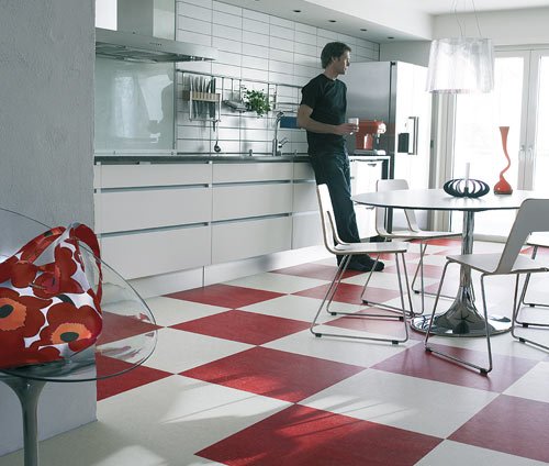En köksrenovering rymmer många moment. Bara det att välja rätt golv. Ska det vara tåligt? Underhållsfritt? Billigt? Eller vräkigt snyggt? Här får du goda råd på vägen till val av rätt golv i köket.