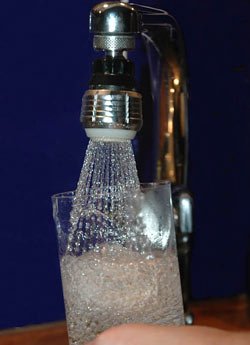 Många hushåll har vatten från egen brunn eller källa och måste själv hålla koll på vattnets kvalité.