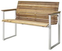Lätt och smidig soffa ”Kvarnö” i aluminium och acacia från Ikea. Träsitsen bör oljas in ett par gånger per säsong för att inte torka och spricka. Ikea rekommenderar sin egen olja ”Vårda”.