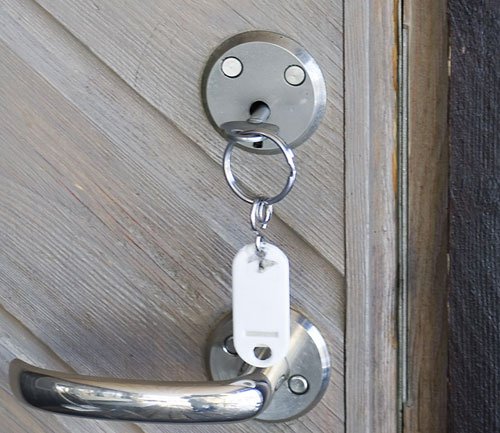Antalet anmälda villainbrott har ökat rejält framförallt i Stockholm. Hur kan jag som villaägare skydda mig på bästa sätt? Här följer några tips på hur du kan minska risken för att drabbas av inbrott.