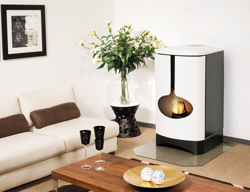 Enkel att sköta och effektiv som värmekälla. Med en modern pelletskamin slipper du vedeldningens nackdelar och kan reglera uppvärmningen efter behov. I en elvärmd villa med rätt planlösning är kaminen snabbt återbetald.