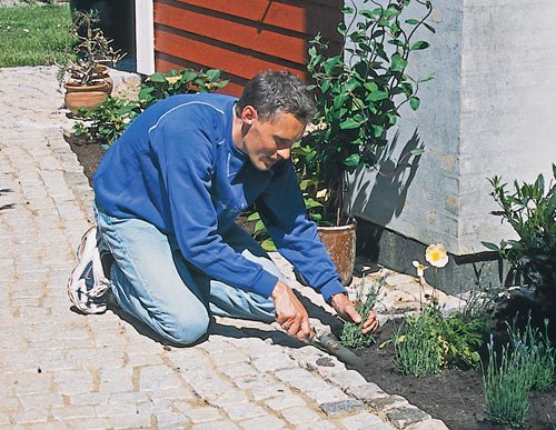 Att sätta smågatsten är både lätt, snyggt  – och roligt! Men var noga med underarbetet.