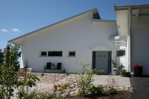 Sommarens solenergi fångas på taket, magasineras i marken och återvinns av en värmepump under vintern. Villa Gustafson rymmer en unik lösning för att sänka energiutgifterna och minska klimatpåverkan.