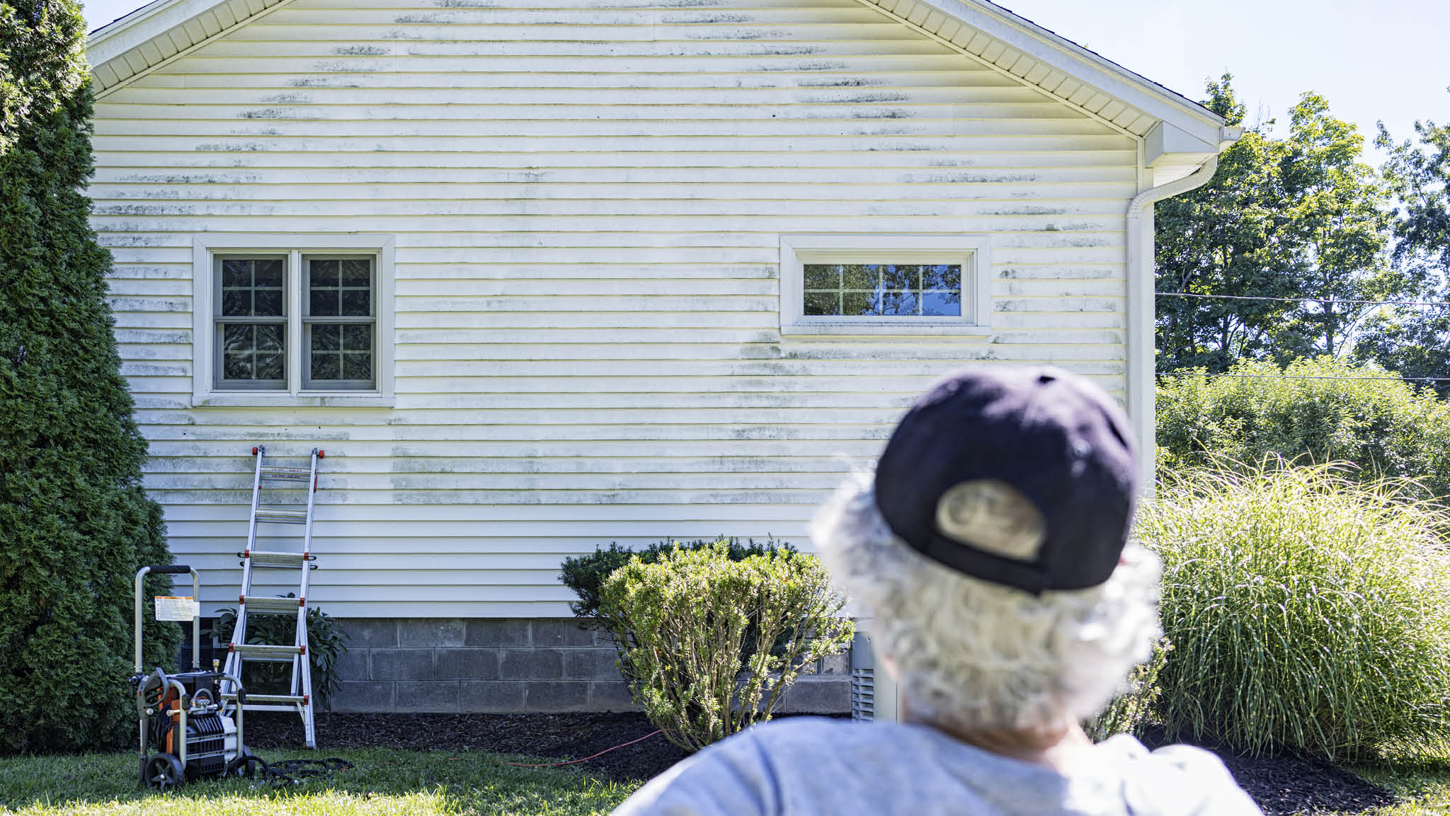 Så tar du bort alger från tak, fasad, trall och stenplattor
