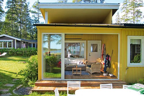 Vi i Villas chefredaktör Stina Abenius och hennes släkt bestämde sig för att glasa in verandan till sommarhuset. Vi var trötta på att frysa alla regniga somrar. Dessutom behövde vi mer plats. Det är perfekt!