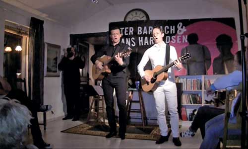 Blir det aldrig av att komma iväg på konsert? Fixa den hemma i stället. Det har alla vinnarna i Vi i Villas tävling gjort. Trubadurerna Peter Barlach och Frans Haraldsen är just nu på turné mellan våra läsares vardagsrum.