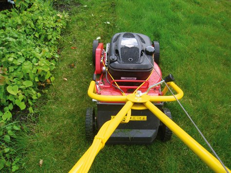 Underhålla gräsmattan. Börja i tid, det som vackert och välskött ska bli, är grundregel nummer ett för en fin gräsmatta. Utnyttja en skön höstdag till att få lite god trädgårdsmotion och extra tid att i vår sitta och lapa sol.