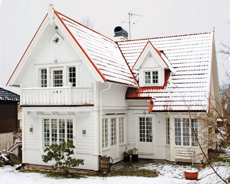 PRESSMEDDELANDE 2012-01-20 För tredje året i rad har Sveriges mest lästa tidning Vi i Villa utsett Sveriges vackraste villa. Vinnare blev den 100 år gamla trävillan i Älvsjö. Juryns motivering till vinnarhuset lyder: ”Traditionell och modern på samma gång – med den ursprungliga arkitekturen och den tidsenliga ljusa kulören”.