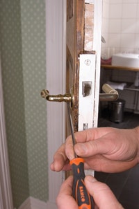 byta dörrhandtag byta handtag dörr