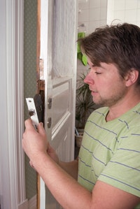 byta dörrhandtag byta handtag dörr