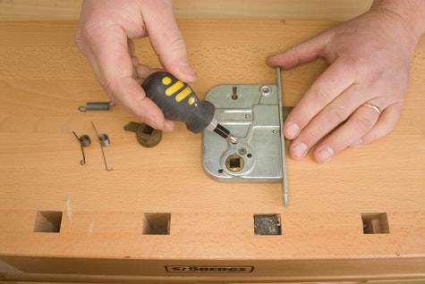 byta dörrhandtag byta handtag dörr