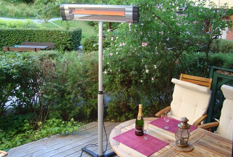Det är vår och snart är det dags att börja ta altanen i anspråk igen. Vi tipsar om tio praktiska prylar att ha på din altan, från en sol- och vinddriven utelampa till en odlingsvitrin.