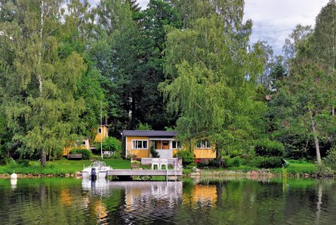 Såklart de trevliga grannarna får ha båten vid din brygga. Ni tecknar ett servitut och allt är frid och fröjd  – tills nya, mindre trevliga grannar flyttar in och kräver båtplats. Men går ett servitut någonsin att upphäva?