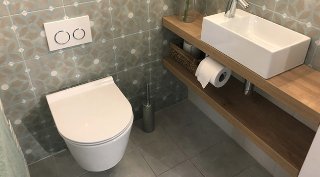 I Danmark och Tyskland hänger alla wc-stolar och handfat på väggen. Än har trenden inte riktigt slagit igenom i Sverige, men den verkar vara på väg.