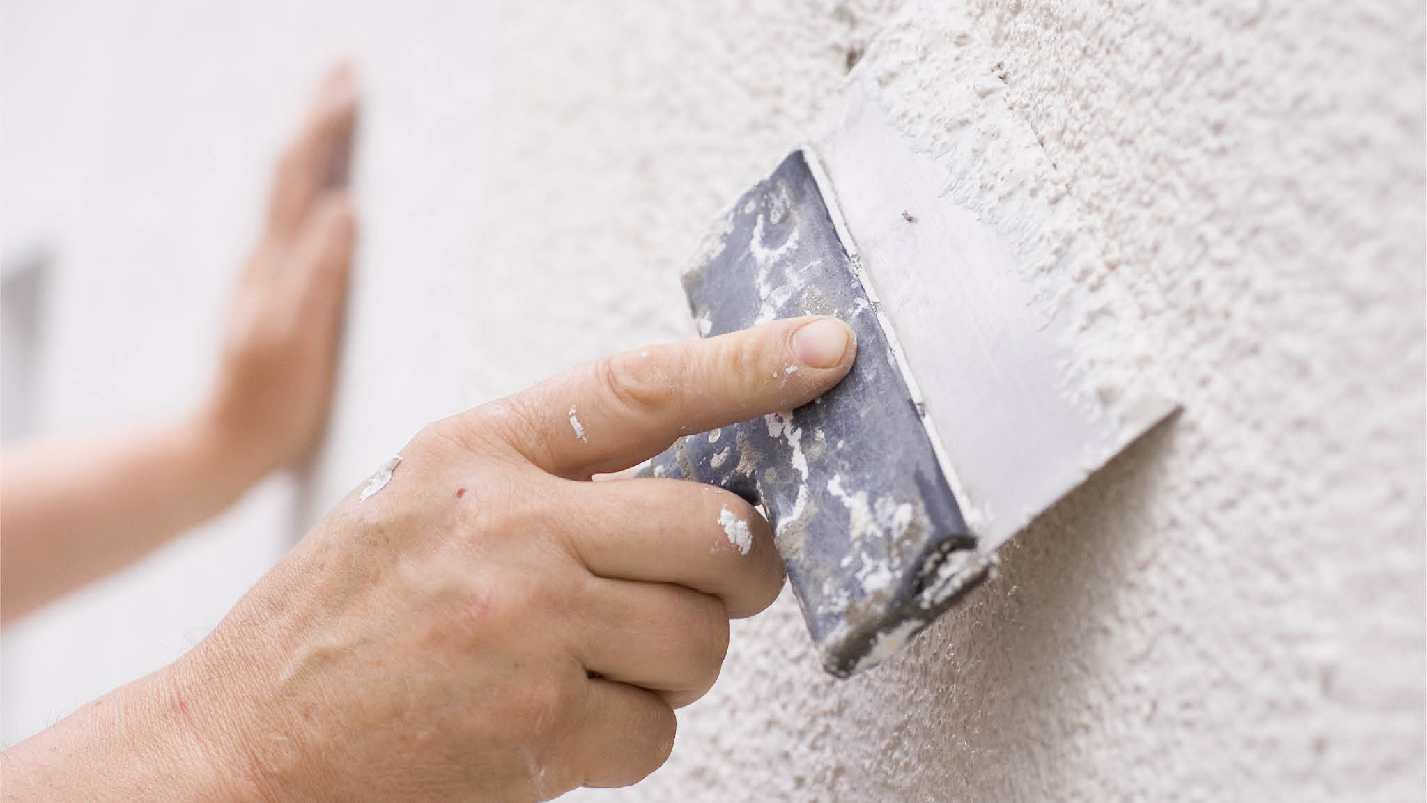 ta bort sprickor i putsad fasad