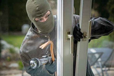 Det grundläggande skyddet mot inbrott är att fysiskt säkra dörrar och fönster. Här ger vi dig goda expertråd om vad du kan och bör göra för att få ett bra inbrottsskydd.