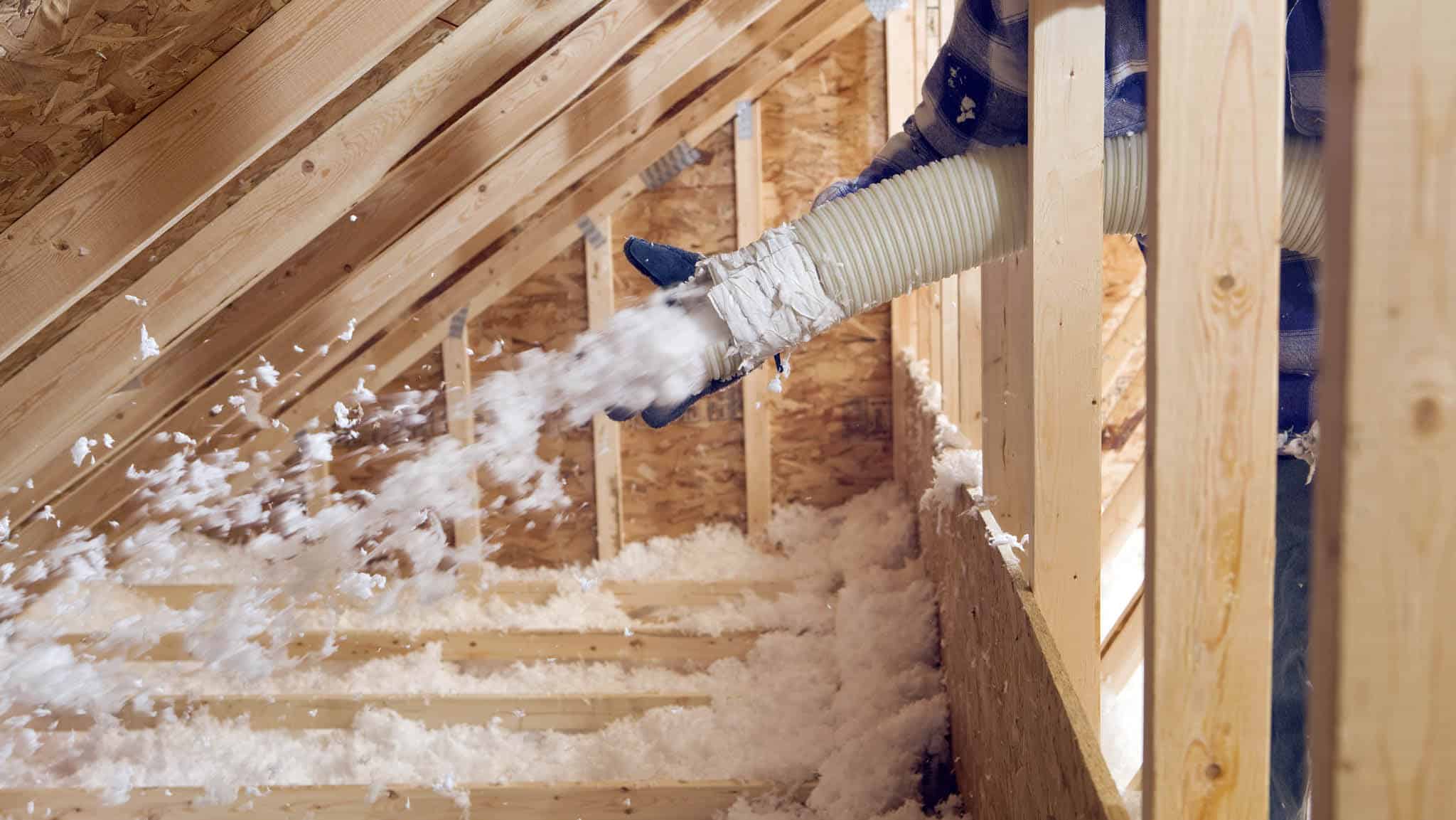 Tilläggsisolera vinden – möjligheter och risker