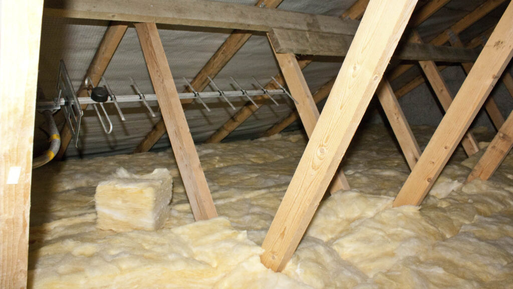 Tilläggsisolera vinden – möjligheter och risker - Vi i Villa