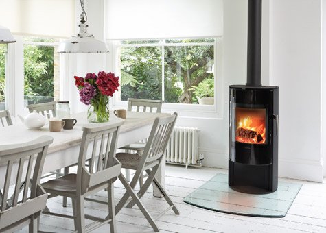 Satsa på en braskamin. Den skapar mysig stämning och gör bostaden mer värd. Dessutom är vedeldning koldioxidneutral bioenergi.