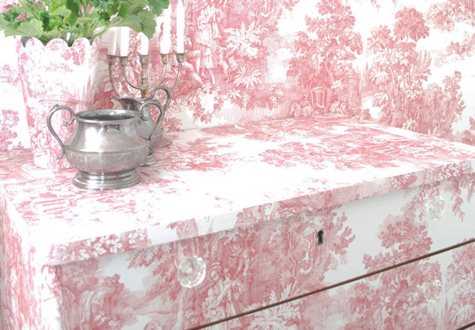 Randigt, retro eller romantiskt. Oavsett vilken stil du föredrar, kan du lätt fixa till en trist och sliten gammal möbel med hjälp av en tapetrulle och lite tapetklister. Så här gör du!