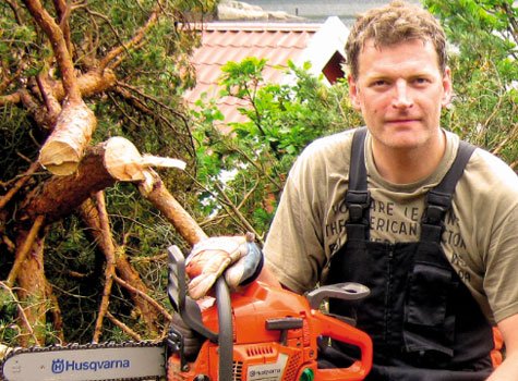 Ved är boken som tar upp allt om huggning, stapling och torkning  – och vedeldningens själ.