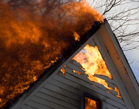 Många familjer förlorar sina hem varje år genom brand. Ett stort problem är att många inte hanterar askan på ett säkert sätt.