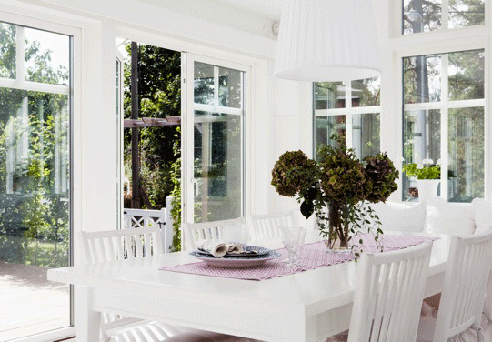 Med ett uterum kan du både förlänga säsongen och få lite bättre plats i huset! Här träffar vi Ulrika, som tog hjälp av en arkitekt för att förverkliga drömmen om en ny, ljus matplats.