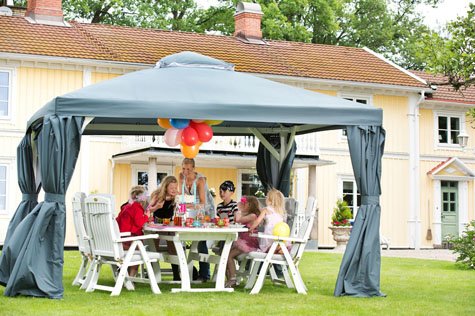 Kräftskivesäsongen närmar sig med stormsteg men det är inte alltid den beställda solen behagar dyka upp. Gardera dig och köp ett partytält. Kanske kan ni köpa ett tillsammans i grannskapet?
