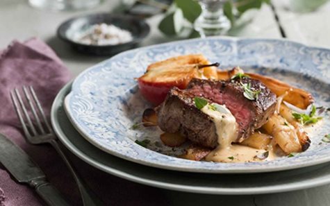 Oxfilé är en riktig nyårsklassiker, men det är alltid spännande att variera tillbehören. I år kan du testa med söta äpplen och mjälla svartrötter.