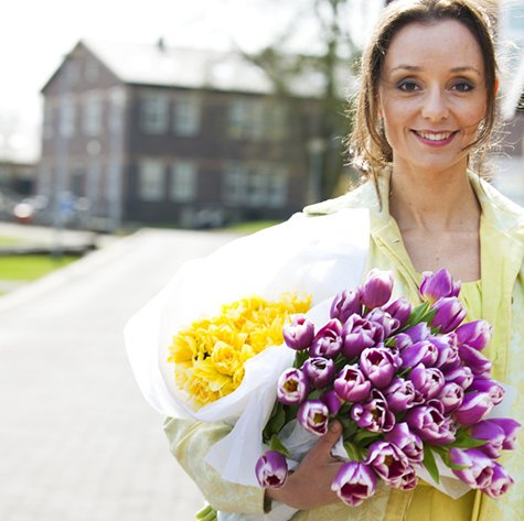 Snittblommor är en underbar lyxvara som alla bör unna sitt hem då och då. Den främsta orsaken att man inte köper hem de väldoftande stjälkarna är att de inte håller så länge i relation till vad de kostar. Men så här kan du få snittblommorna att hålla längre.