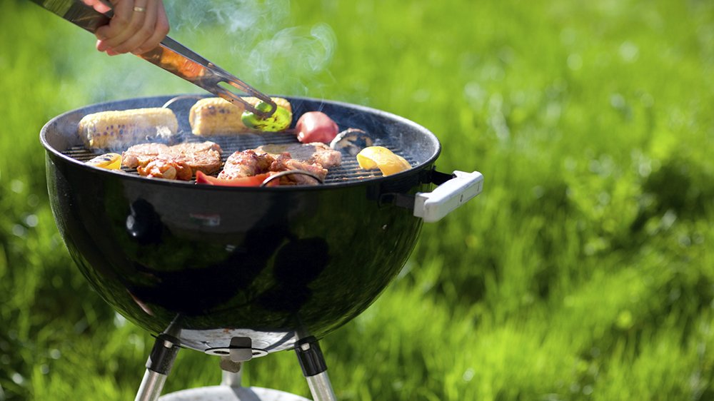 Nu när grillsäsongen börjar bli glödhet avslöjar de svenska villaägarna sina grillvanor i Vi i Villas nya undersökning villapanelen. Och här är det verkligen gamla traditioner som gäller
