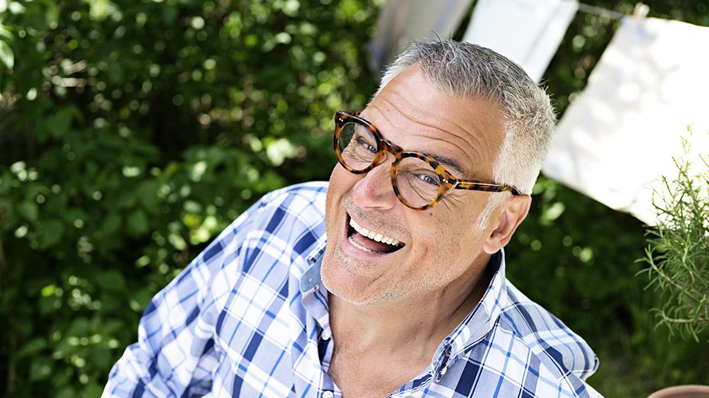 ”Här sitter jag och känner in rummet”  – Ernst Kirchsteiger, aktuell med sjunde säsongen av Sommar med Ernst, är en aldrig sinande källa av visdomar. Vi har listat 22 av av hans bästa citat genom åren.
