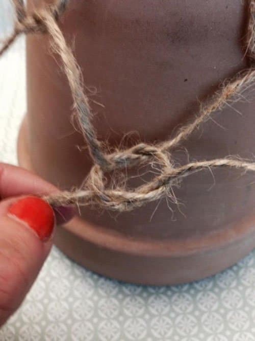 Knyt runt krukan
Bind ett nät kring krukan med halvslagsknutar.