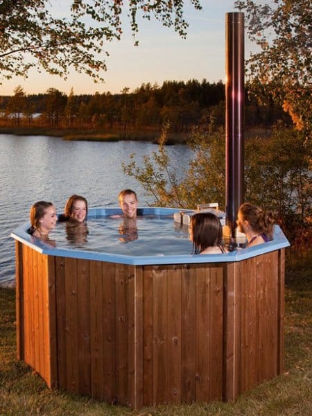 Lyxig och stor badtunna
 Badtunna i premiumklassen, isolerad med polyuretanskum. En riktigt stor tunna som rymmer 2500 liter vatten, och 5-10 personer. Pris med kamin, kaminskydd, bottenventil och rökrör, 36 500 kr, Sandstrombad.se.