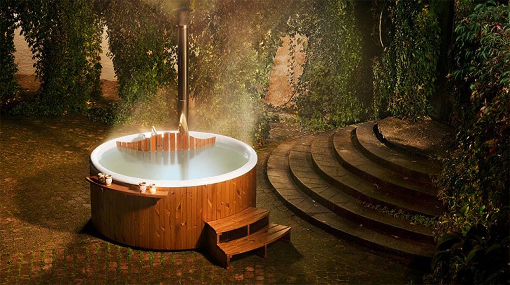 Badsäsongen är inte över  – nu söker vi oss till de varma källorna. Ett rykande dopp under stjärnklar himmel är en sann hälsokur. Bäst avkoppling får du i en badtunna. Så här hittar du en som matchar dina behov.