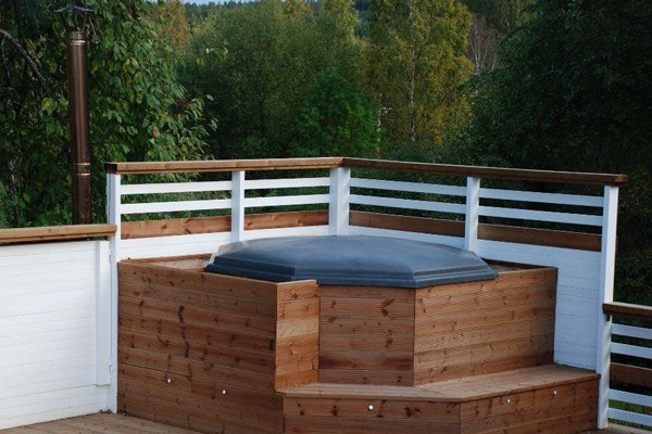 Lätt och hygienisk badtunna
 Ett alternativ till en klassisk trätunna, dessutom mer hygienskt och lättskött. Passar för året runt bruk och kan även värmas med andra energikällor som solfångare. Med frontmatad kamin. Terasspool, 23 900 kr, Poltec.